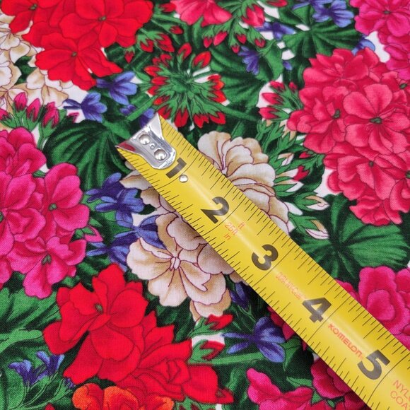 Cranston Floral Cotton Fabric Big Flowers By Joan Messmore 1 1/3 Yards - Picture 5 of 5